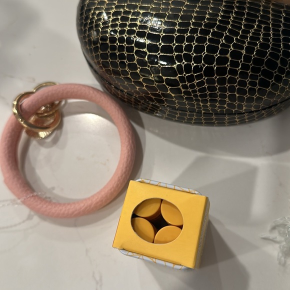 Bundle - Notebook, Intuition Razor, Burt’s Bees Balms, Glass Case, Scarf & Key - Picture 5 of 10